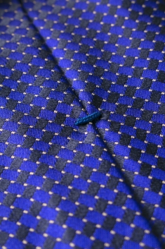 Cravate en soie bleu marine motifs losange