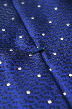 Cravate en soie bleu indigo à pois blancs