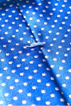 Cravate en soie bleu à pois blancs