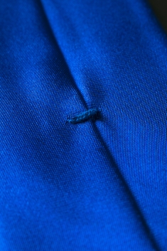 Cravate fine en soie bleu indigo