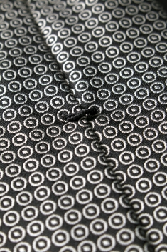 Cravate en soie noire à cercles blancs